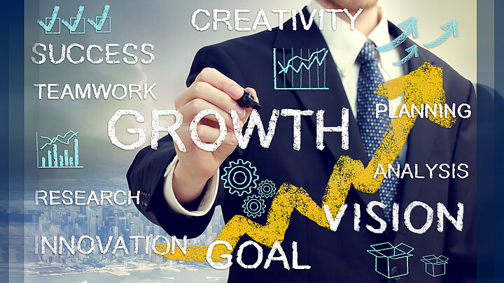 Abstrakcyjna grafika przedstawiająca nałożone na siebie slogany, żółty wykres oraz fragment sylwetki managera.